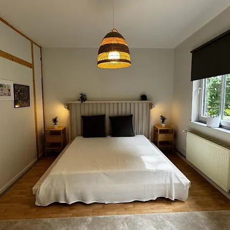 Spacious Family-friendly Apartment, Free Parking アパート