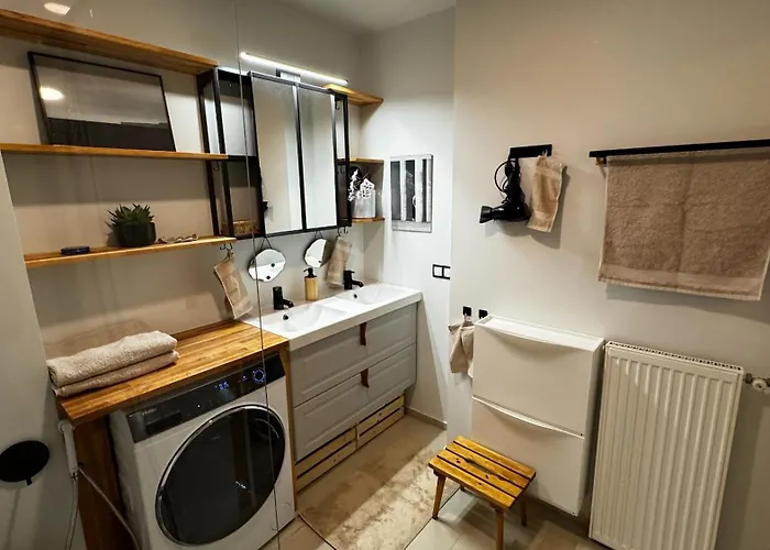 Spacious Family-friendly Apartment, Free Parking *