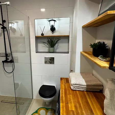 Spacious Family-friendly Apartment, Free Parking